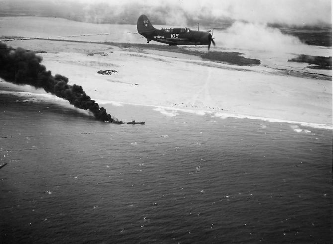 1945年1月、仏印沖で炎上する日本のタンカーとされる写真