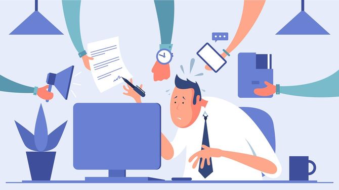 頼まれ事の業務量が多すぎて焦っているビジネスマン