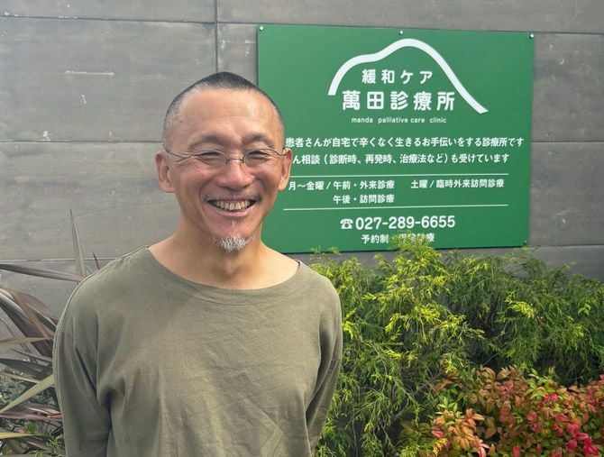 医師の萬田緑平氏、2026年6月、群馬県前橋市の萬田診療所にて