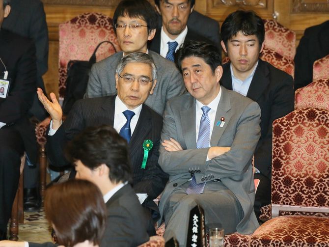 参議院予算委員会の開会前に言葉を交わす安倍晋三首相（右）と黒田東彦日銀総裁＝2013年5月8日、東京・国会内