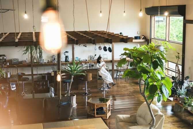 穏やかな雰囲気の中でコーヒーを淹れて飲む若い女性