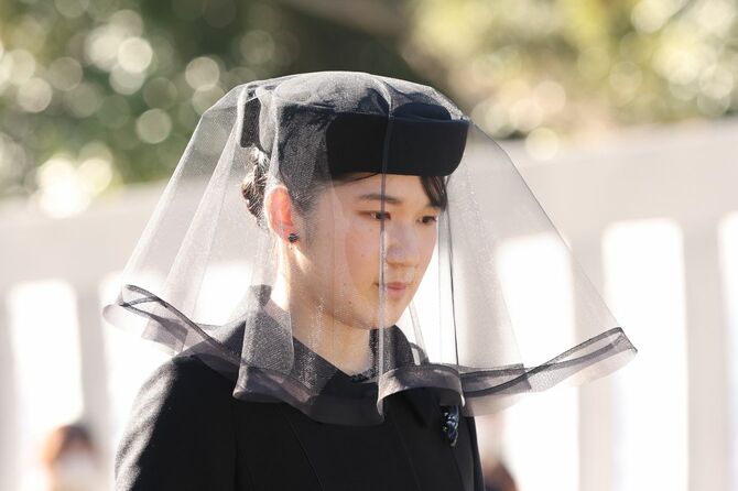 三笠宮妃百合子さまの「斂葬の儀」で、葬場に向かわれる天皇、皇后両陛下の長女愛子さま=2024年11月26日、東京都文京区の豊島岡墓地