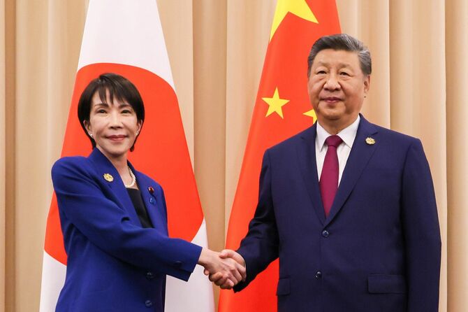 習近平氏と握手を交わす高市首相