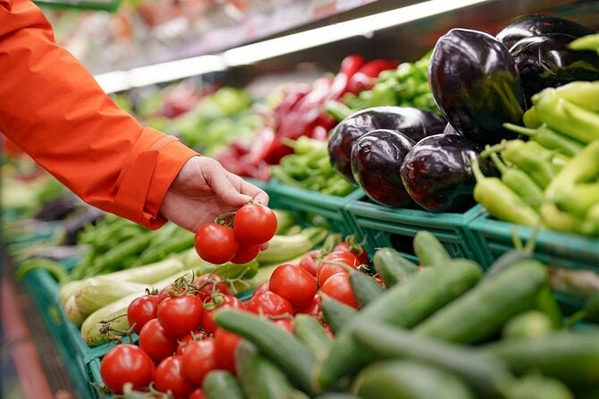 食料品店で野菜を買う男