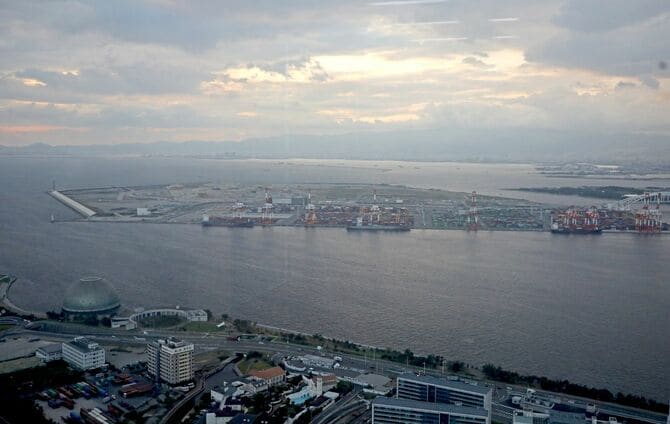 大阪府庁咲洲庁舎から見た人工島・夢洲