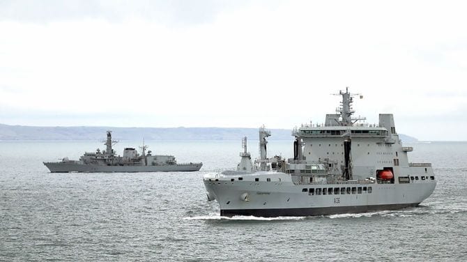 米軍横須賀基地に寄港した英補給艦「タイドスプリング」