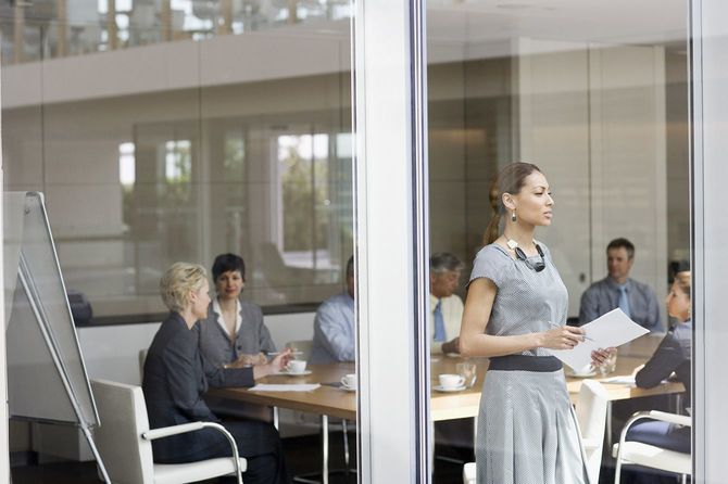 カンファレンスルームにいる人たち