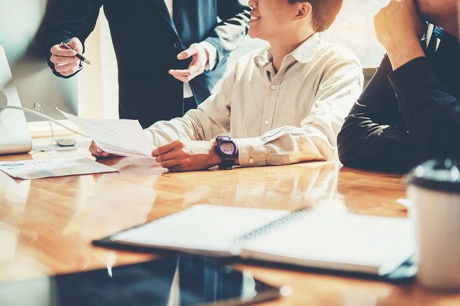 事務所の同僚に将来の計画に計画戦略分析概念を満たすビジネス人々