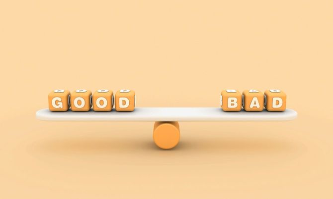 「GOOD」の文字キューブと「BAD」の文字キューブが乗せられたシーソー