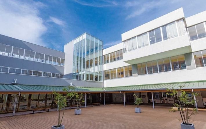 9学年1600人がいるのに校内は落ち着いている。