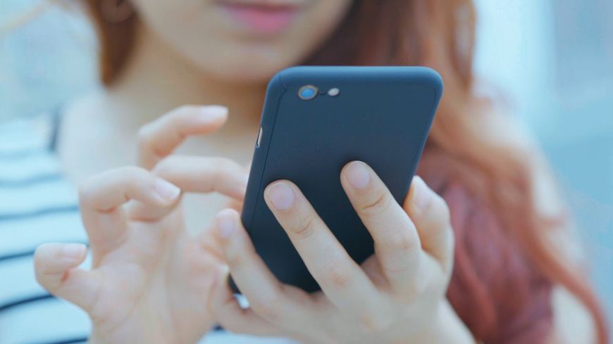 スマートフォンを使用する女性