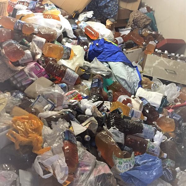 1本あれば100本はある ゴミ屋敷から出てくる ションペット という爆弾 1軒から5400本の 尿 が出たことも President Online プレジデントオンライン