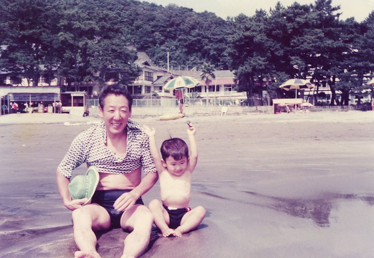 祖父で2代目社長の茂司さん（左）と佐田さん