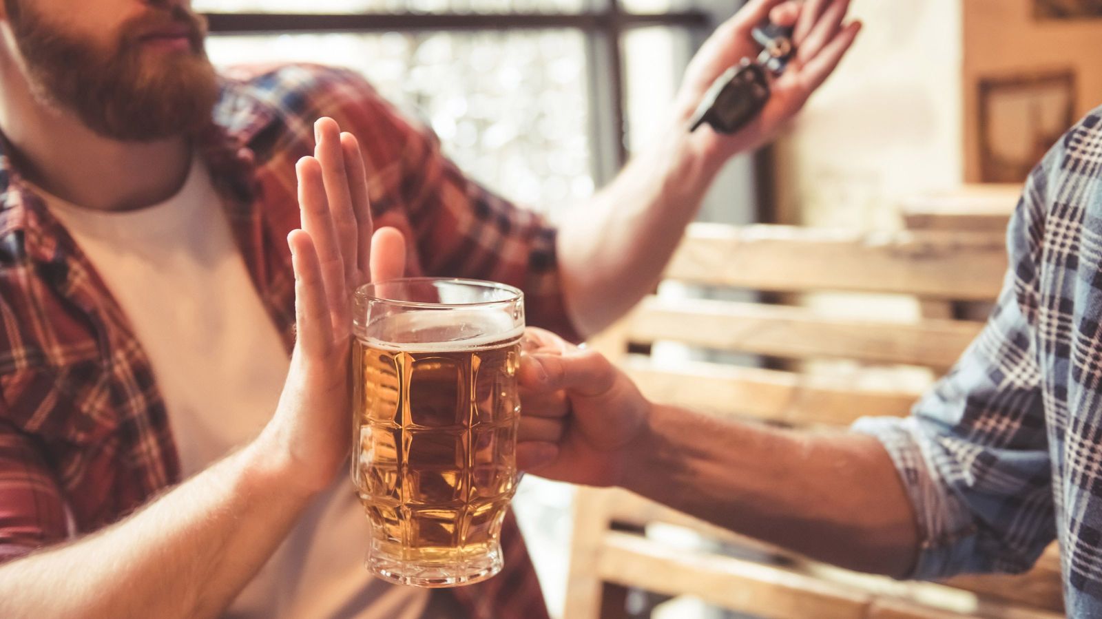Пью без причины. Пить алкоголь. Мужчина пьет пиво. Пиво для друзей.