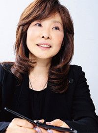 <strong>村本理恵子</strong>●エイベックス通信放送編成企画部長。1979年東京大学卒業。時事通信社、専修大学教授、ガーラ代表取締役会長などを経て、2007年よりエイベックス・エンタテインメントに。