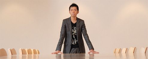 <strong>佐藤可士和●アートディレクター</strong><br>
1965年、東京生まれ。博報堂を経て「SAMURAI」設立。スマップ、ユニクロソーホーNY店、国立新美術館、NTTドコモ「FOMA N703iD」等、CIから空間、プロダクトデザインまで幅広く手がけている。