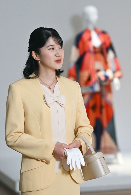 「生誕100年　森英恵　ヴァイタル・タイプ」展を訪れ、世界的ファッションデザイナーだった森さんがデザインした服を鑑賞される天皇、皇后両陛下の長女愛子さま＝2026年6月25日、東京都港区の国立新美術館［代表撮影］