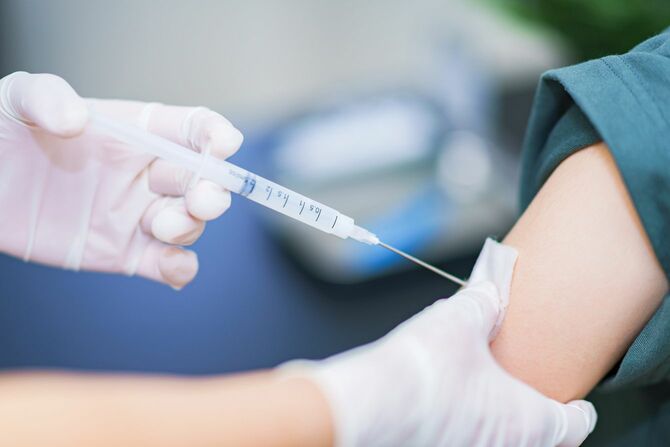 新型コロナウイルスのワクチンを受ける若い女性