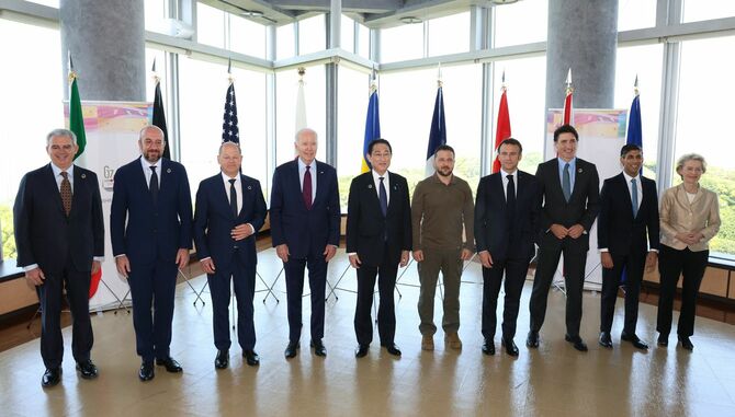 広島サミットに集まったG7首脳と、ウクライナのゼレンスキー大統領（右から5人目。2023年5月21日）
