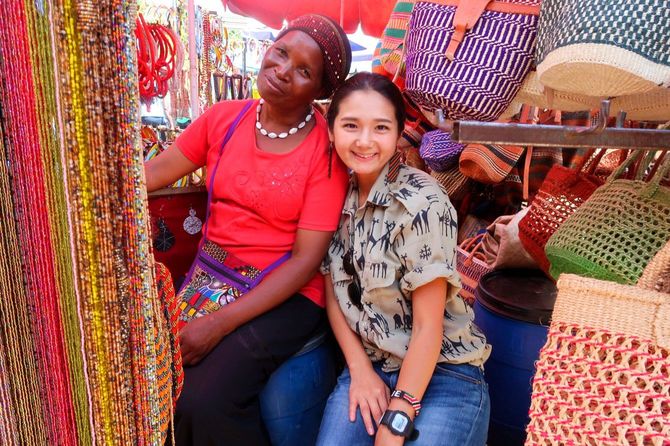 河野リエさん（右）。2019年4月ごろナイロビのマサイマーケットで。当時アフリカ布ピアスを製作してくれていたドロシーさんと
