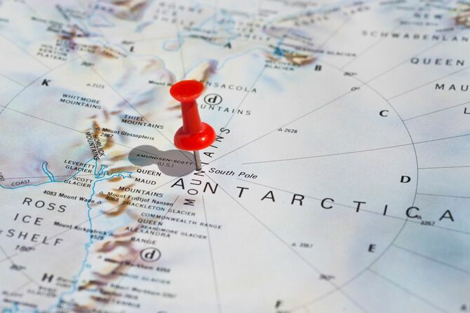 地図上の南極に立てたピン