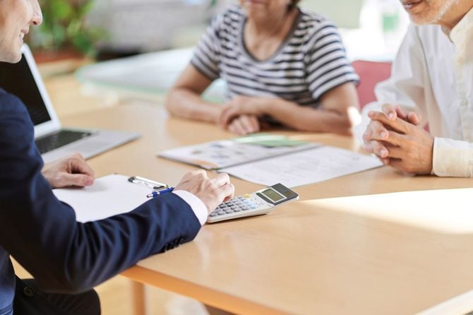 コンサルにお金の相談をするシニアカップル