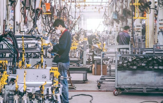 中国・北京の自動車工場の労働者