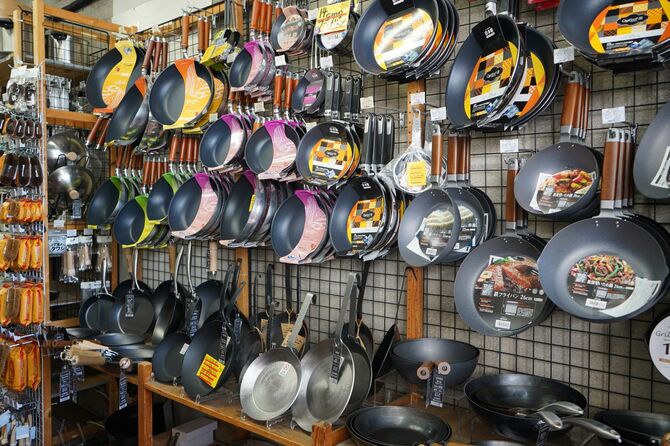 かっぱ橋道具街にある飯田屋のフライパン売り場