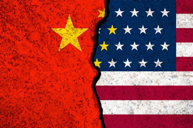 米国旗と中国旗のクローズアップ亀裂.世界最大の経済大国であるアメリカと中国の間の関税貿易戦争危機の象徴です。
