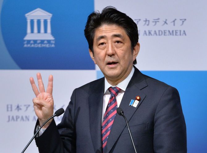 2013年5月17日、株価の急騰と円安による好景気を利用するため、経済政策「アベノミクス」の成長戦略第2弾を発表する安倍晋三首相（当時）。