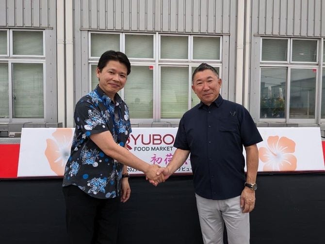 商品販売と物流拡大で紀ノ国屋と連携するリウボウストアの親川純社長（左）＝23年6月