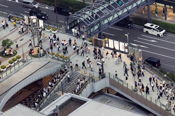大阪駅外の混雑した通り