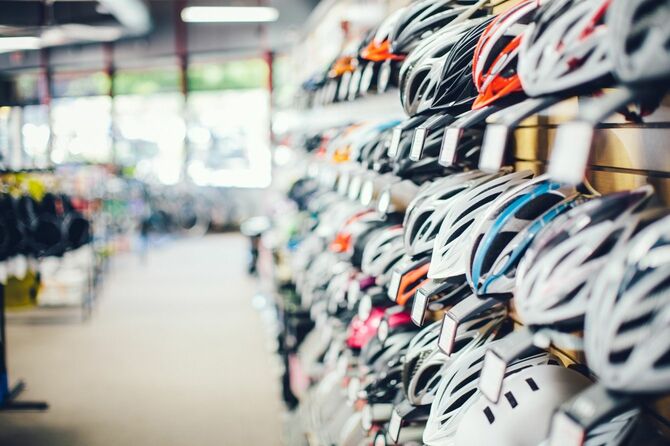 店内に並ぶ自転車のヘルメット