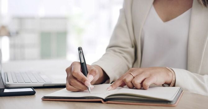 日記に書き込む女性
