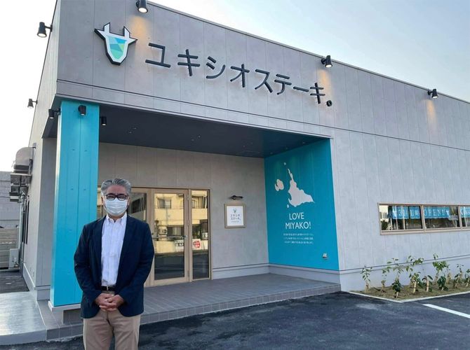 宮古牛を中心に、島の食材を使い「雪塩」で食する鉄板焼きレストラン「ユキシオステーキ」をオープンしたパラダイスプランの西里長治社長=4月19日、宮古島市平良