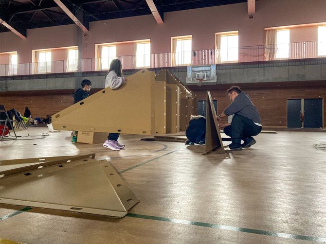 手伝ってくれる子供たち