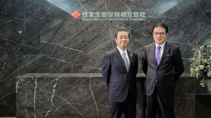 住友生命の高田幸徳社長(左)、立教大学ビジネススクールの田中道昭教授(右)