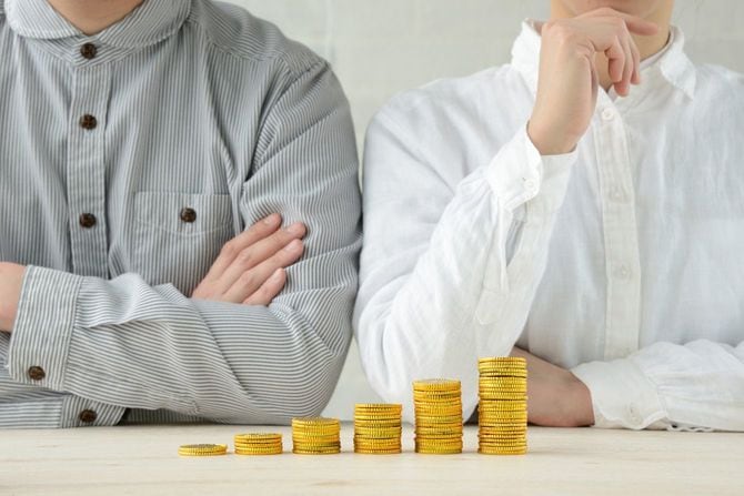 財政計画について考えている男女