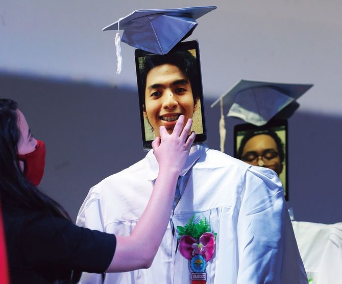 コロナ禍への対策として、インターネットを介した「サイバー卒業式」を執り行う大学もみられた。