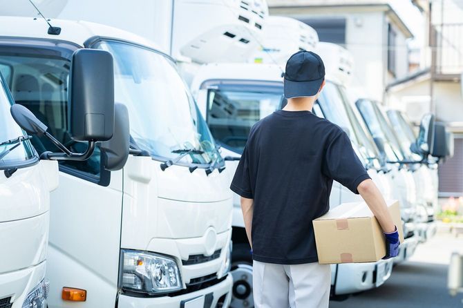 荷物を運ぶ男性