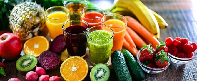 新鮮な有機野菜とフルーツジュースのグラス