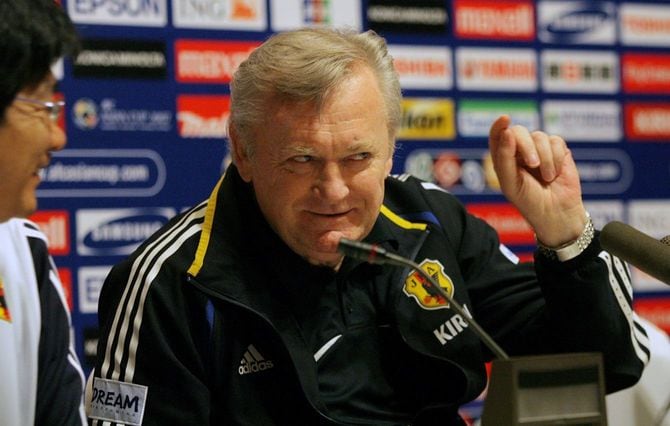 2007年7月15日、1次リーグのベトナム戦を控え、会見で記者の質問におどけた表情を見せる日本代表のイビチャ・オシム監督(ベトナム・ハノイ市内のホテル)