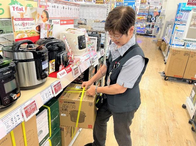 こちらに運んでいるのは、炊飯器の在庫