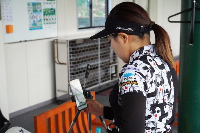 自分のスイングを動画に撮り、熱心にチェックする姿が印象的だった