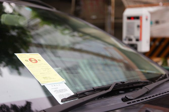 駐車違反のステッカーを貼られた車