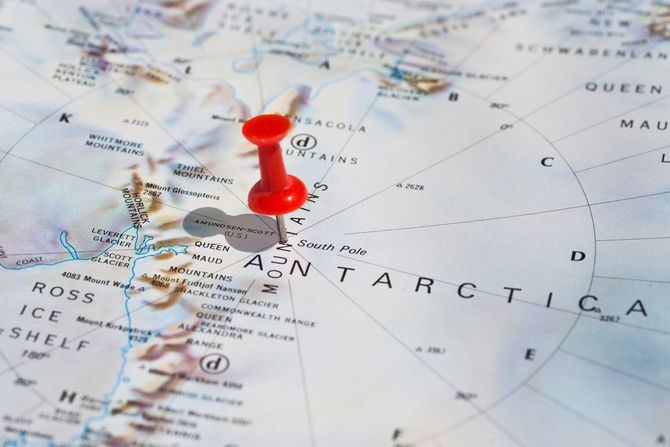 地図上の南極に立てたピン
