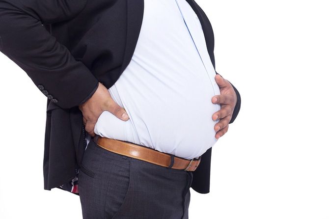 腹の出た男性