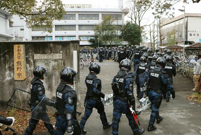 熊野寮へ家宅捜索に入る京都府警の機動隊員ら＝2017年1月31日午前、京都市
