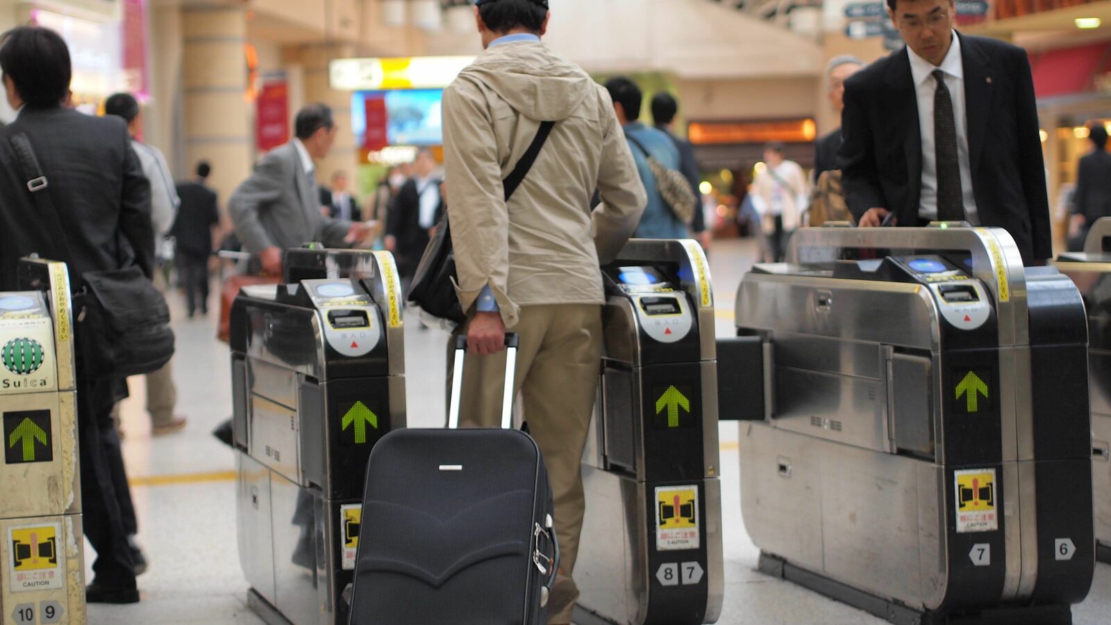 改札にタッチせず電車に乗れる…日本発｢新Suica｣ウォークスルー方式は世界の覇権を取れるか クレカのタッチ決済､QRコード決済の台頭に勝機はあるか
