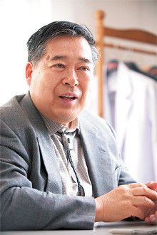 たけお・こいずみ●1943年、福島県の酒造家に生まれる。東京農業大学名誉教授。農学博士。専門は発酵学、食文化論。『発酵』『不味い！』『鯨は国を助く』『食の堕落と日本人』など著書多数。「味覚人飛行物体」「発酵仮面」などの異名も持つ。